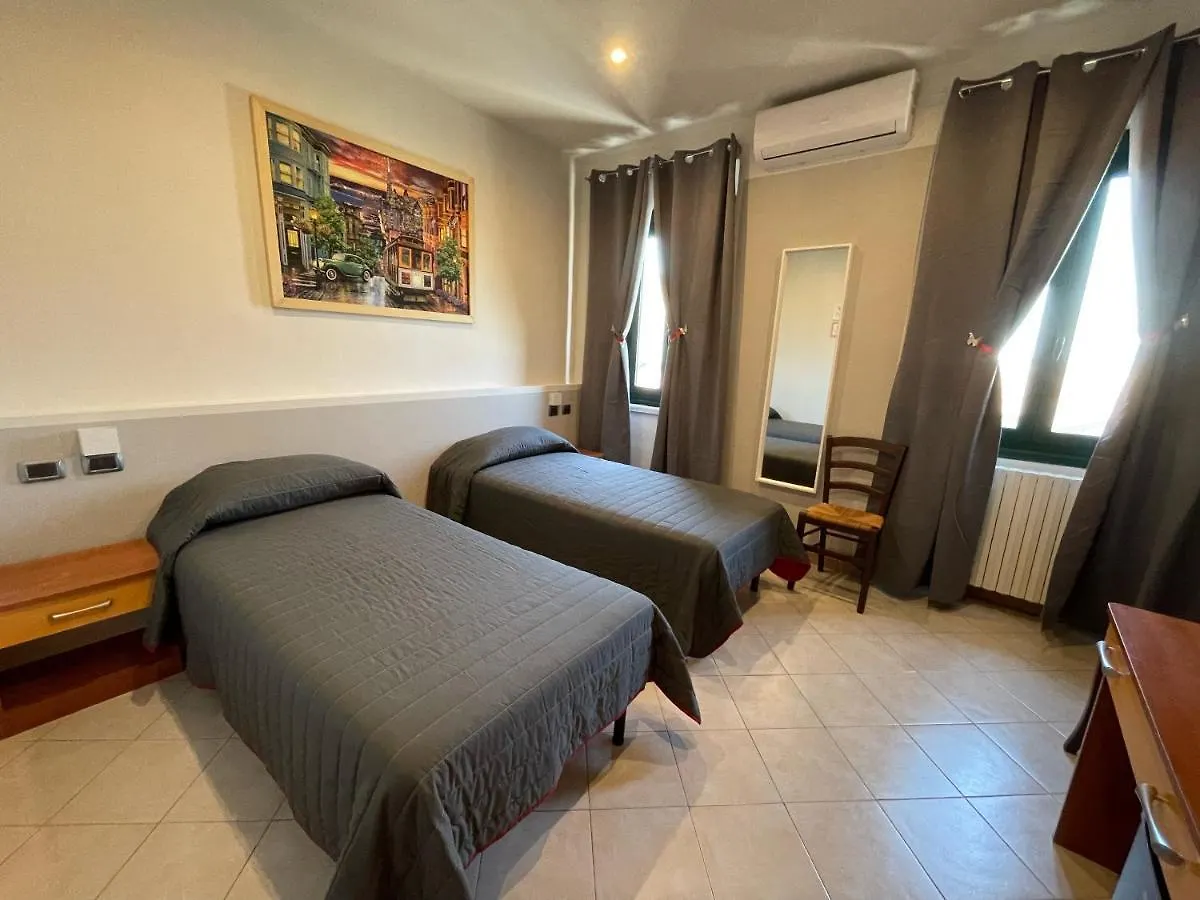 Hotel Duca Di Tromello 3*,